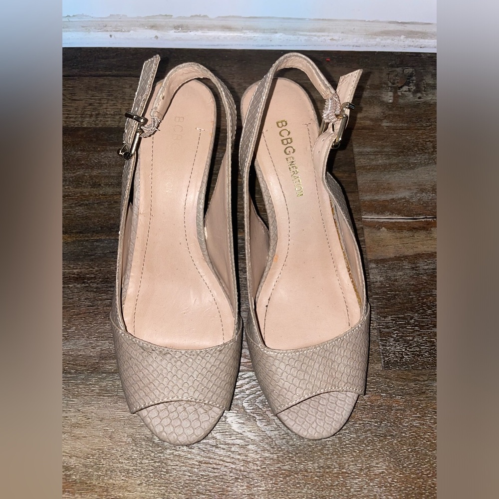 BCBGeneration peep toe sling back wedge heel size 6